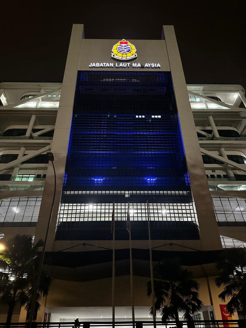 HARI MARITIM SEDUNIA 2024 – MENARA DIUS API BERMANDI CAHAYA BIRU BUAT KALI PERTAMA